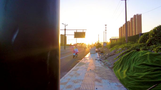 夕阳西下马路车流人流延时摄影