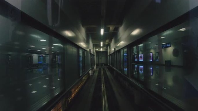 隧道。自动火车穿过隧道。