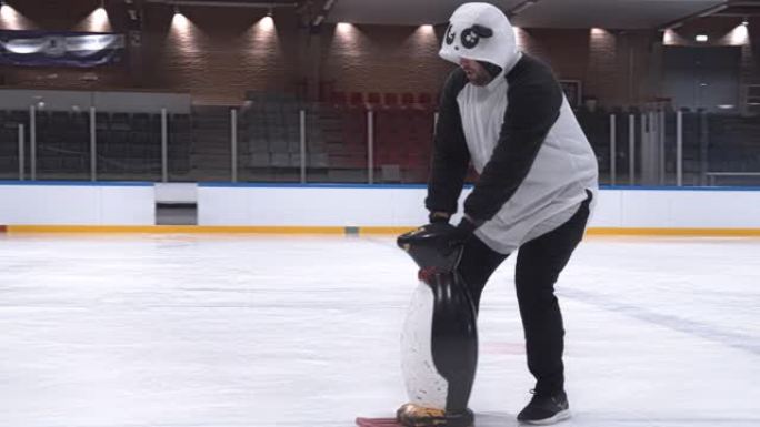 穿着熊猫套装的男子在冰上跳舞