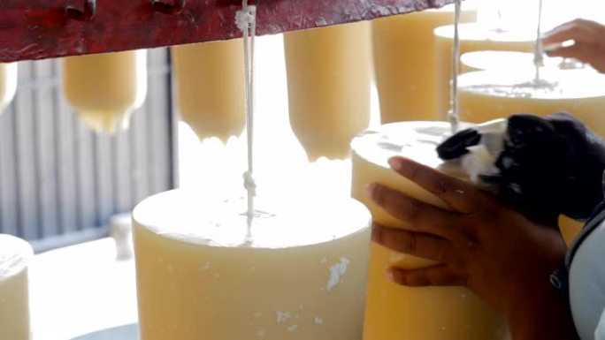 拉丁裔员工工厂工人手工刮擦手工蜡烛