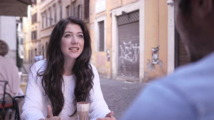 咖啡刹车并在罗马与男友交谈