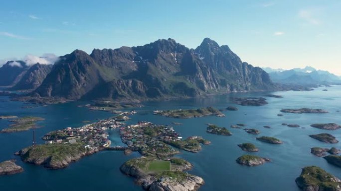 鸟瞰图。飞越Alantic海洋，并查看渔村Henningsvaer。挪威罗弗滕群岛。
