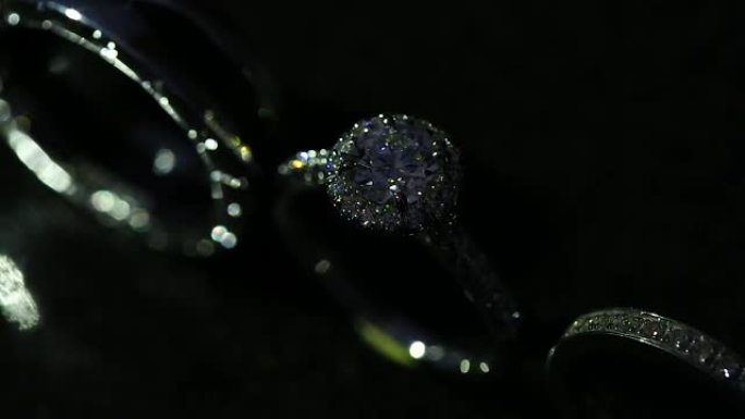 漂亮的结婚戒指和订婚戒指。
