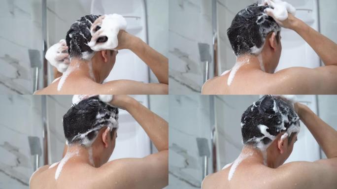 洗澡用洗发水的男人