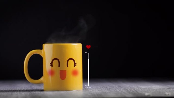 黄色杯子里有热咖啡。带有可爱的笑脸动画，隐喻喝咖啡以获得更多能量和创意概念，黑色背景上的烟雾