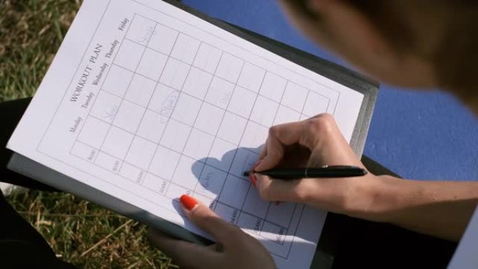 女孩写她一周的时间表。
