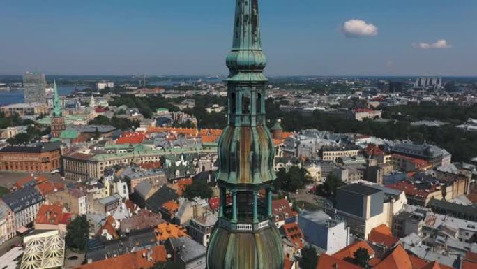 拉脱维亚里加-2019年5月: 圣彼得大教堂的里加老城美丽的空中全景。