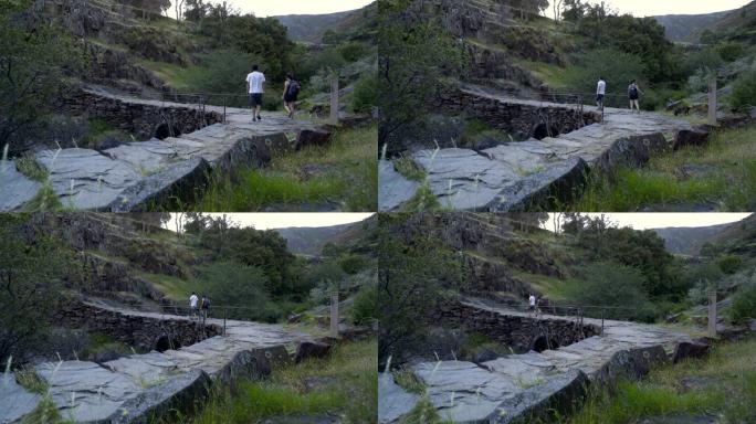 夫妻与狗一起在葡萄牙Arouca Serra da Freita山的Drave村散步