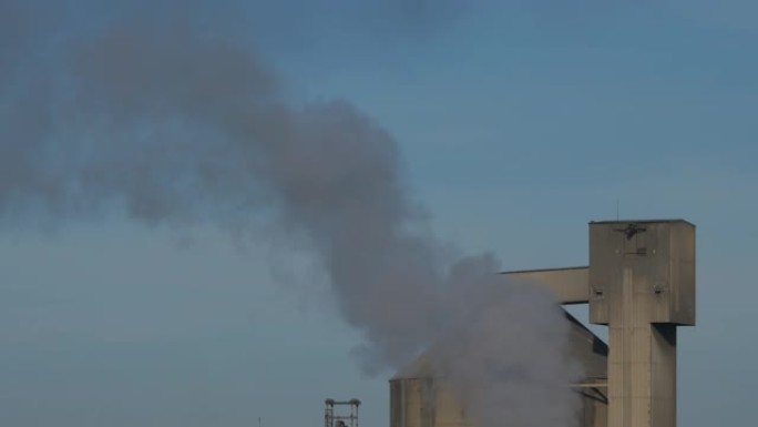 法国诺曼底卡昂附近焚化炉烟囱产生的烟雾和空气污染。