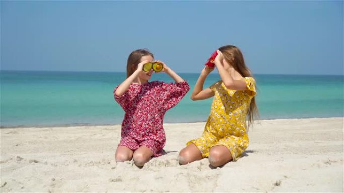 海滩上快乐的女孩享受海洋水果背景的乐趣