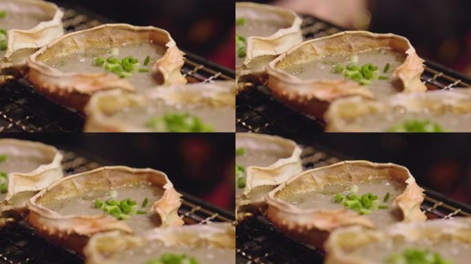在传统的日本餐厅用蟹壳烤的日本Kani味噌蟹肉和豆酱。选择性聚焦。木炭烤架