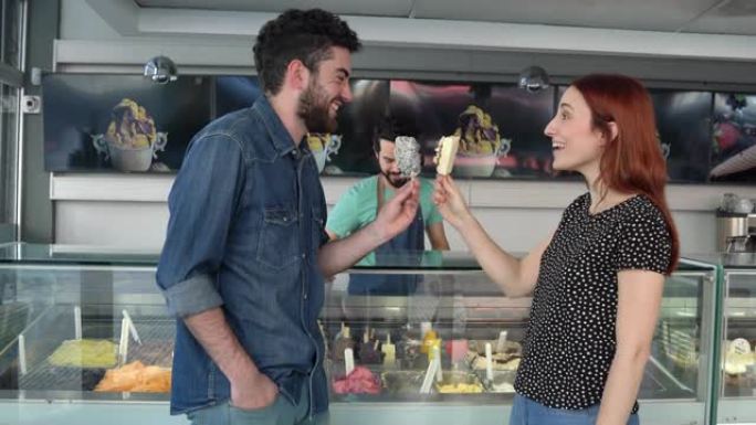 美丽的拉丁夫妇在icre cream商店享受冰淇淋时互相相爱