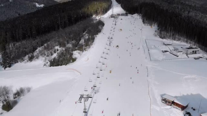 雪山滑雪胜地有滑雪者和滑雪缆车的空中滑雪场