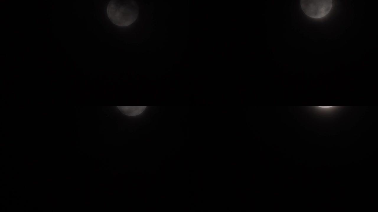 乌云密布的夜空中的满月