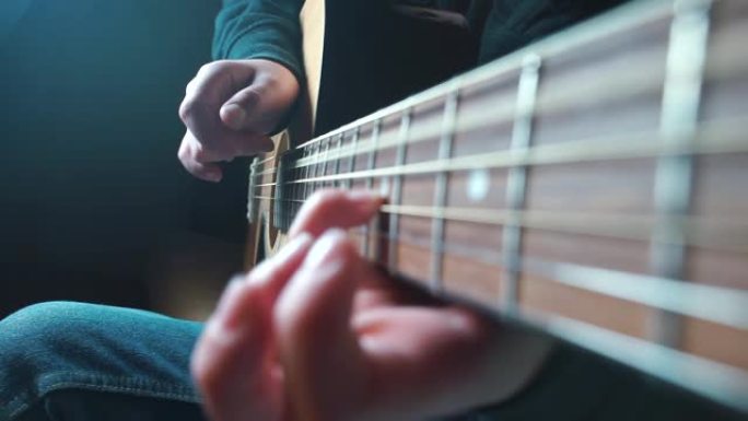 在音乐学校的一堂课上，一个弹吉他的孩子的手。