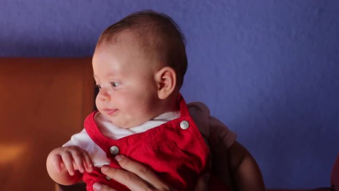 帅气的男婴肖像穿红色衣服蓝色底色婴儿观察学习