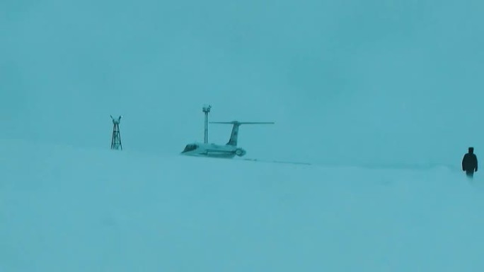雪中的人和飞机坠机冰天雪地直升机
