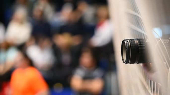 在体育比赛的照片报道中，通过安全网可以看到摄影师镜头