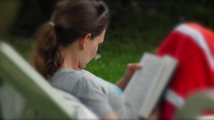 女人在户外看书女人在户外看书读书