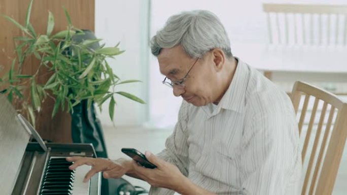 泰国祖父在爱着她的房子里使用智能手机时与妻子交谈，并想念他