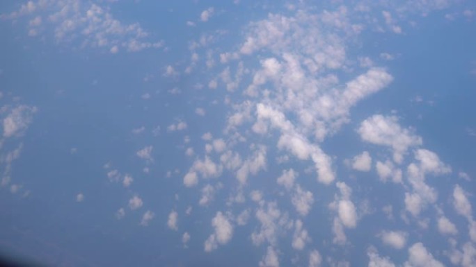 飞机飞行。飞机的翅膀在日落天空的云层上飞行。从飞机的窗户看。飞机。乘飞机旅行。4K超高清视频
