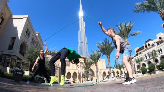 一群杂技演员在迪拜用双跳绳跳跃，在慢动作中做不同的技巧
