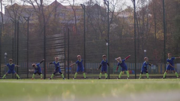 儿童足球运动员在城市操场上训练