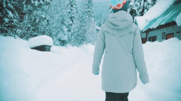 走在白雪皑皑的森林中的亚洲妇女