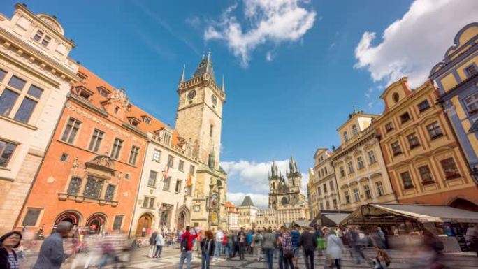 人们经过天文钟并穿过捷克共和国布拉格市中心的旧时代广场的时间流逝