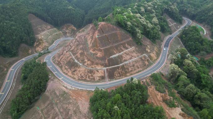 乡村盘山道路蜿蜒曲折