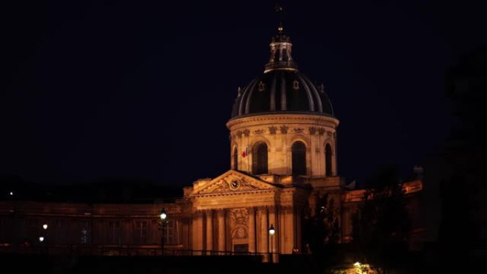 灯光照亮的宫殿。晚上的巴黎。