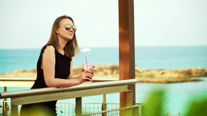 喝鸡尾酒的漂亮女人，在海边放松。