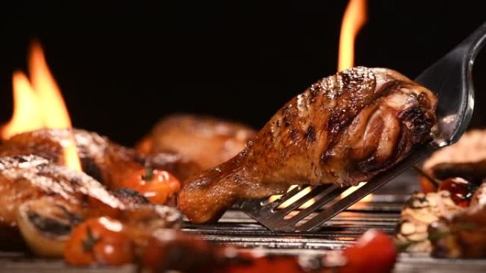 火焰烤架上的特写烧烤烧烤鸡腿，高清慢动作