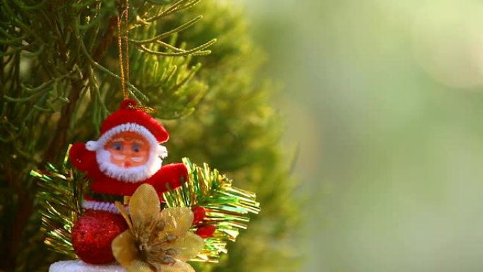 圣诞老人娃娃与圣诞树
