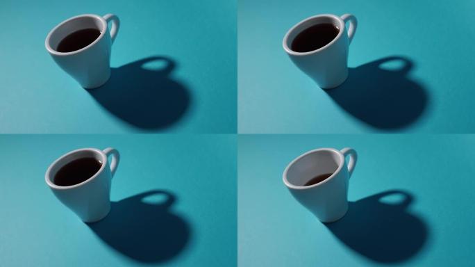 停止运动的咖啡倒入杯子中