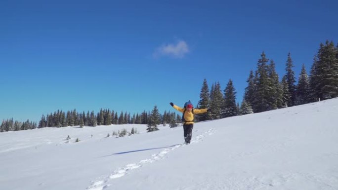 一个背着背包的男人冬天在山里旅行