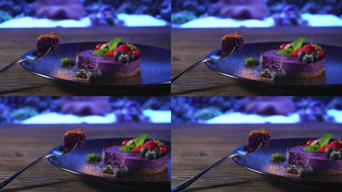 水族馆附近叉子上的一块蓝莓芝士蛋糕。
