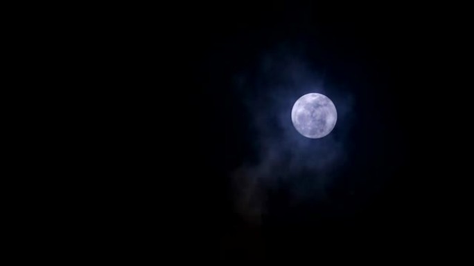 漫漫长夜的月亮和月光在夜空和云中传递