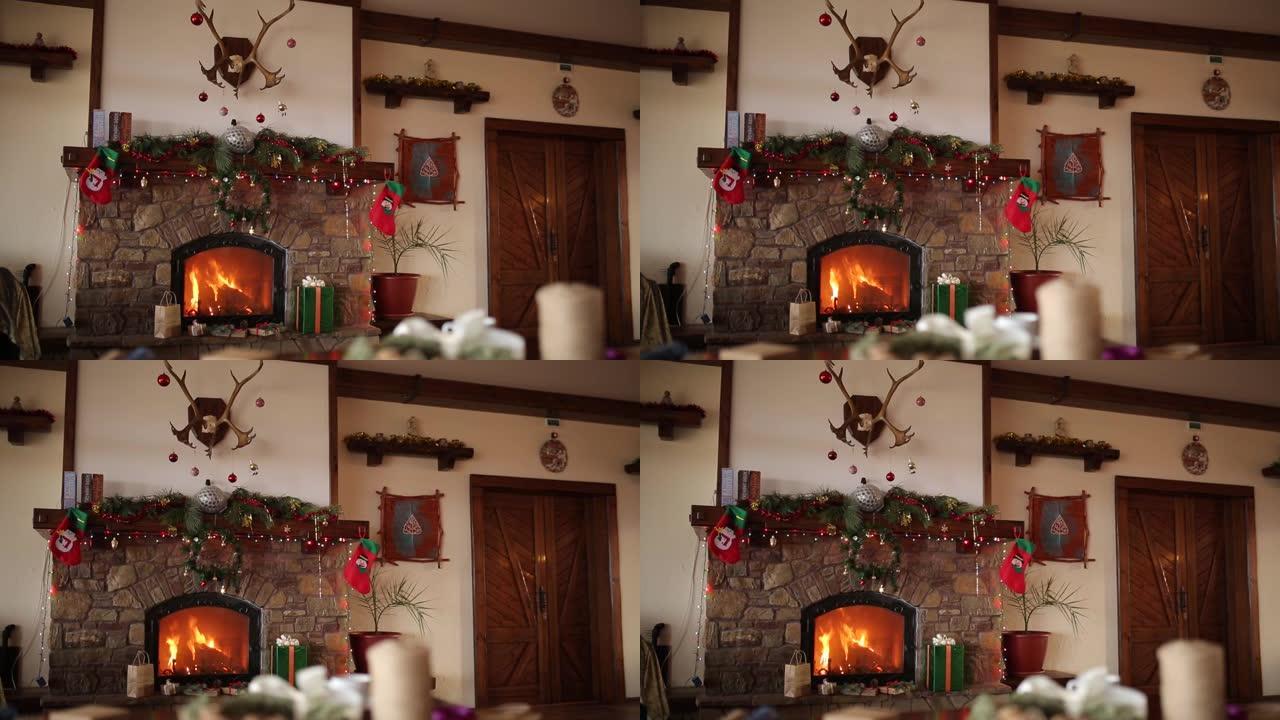 在圣诞节前夕，壁炉上燃烧着火烧，壁炉上装饰着花环灯，花环，长袜和礼品盒。新年假期庆祝活动。多莉拍摄1