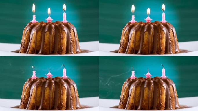 用巧克力牛轧糖糖霜在大理石蛋糕上吹出 (两次) 粉红色的生日蜡烛