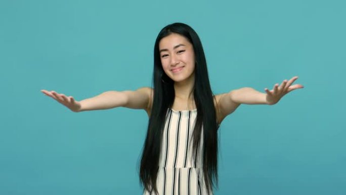 友好的亚洲女性，有着长长的直发，自由拥抱，很高兴看到你举手