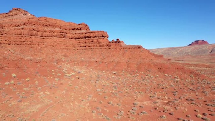 带有红色沙子和摇摇欲坠的岩层的干旱沙漠的航拍