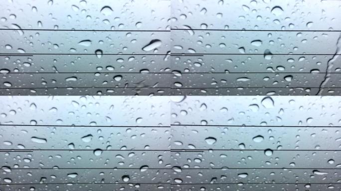 雨水落在窗户上车窗玻璃水滴滑落意境美