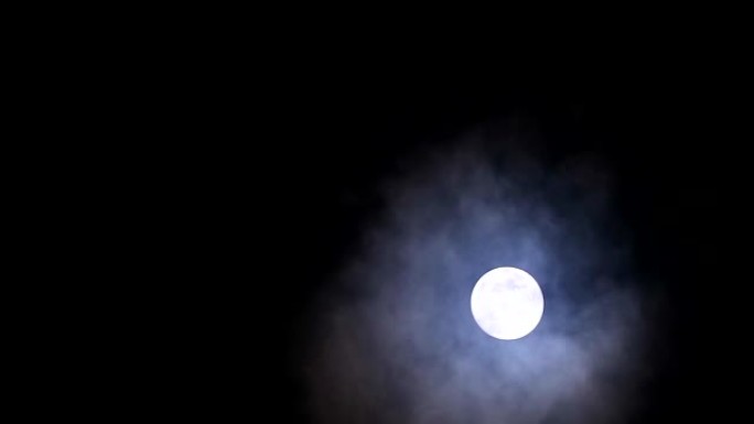 夜空上的漫漫长夜月亮和柔和的云层2