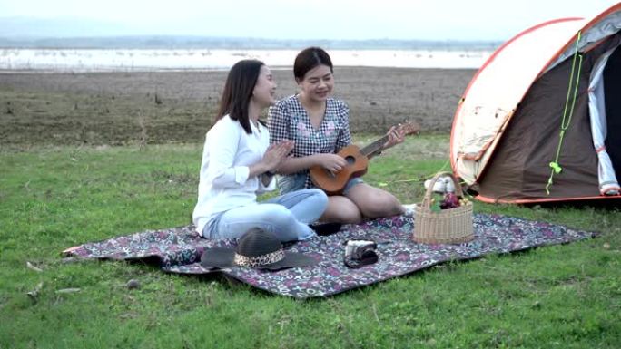 两个快乐的女孩演奏夏威夷四弦琴，听唱一首歌