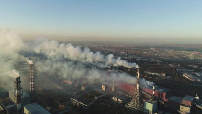 带有吸烟烟囱的大型工厂的鸟瞰图。