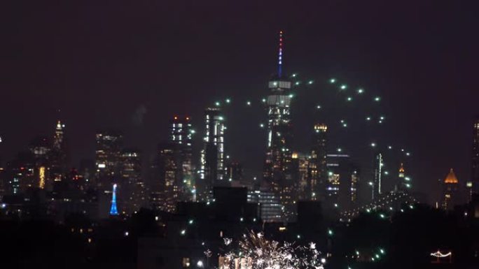 烟花越过曼哈顿市中心的布鲁克林大桥在黄昏的烟花和星空下模糊了纽约市的城市灯光
