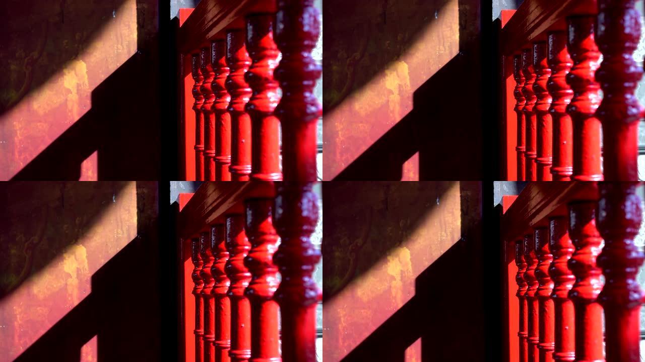 近看中国寺庙里的彩绘木门和红色木栏杆。