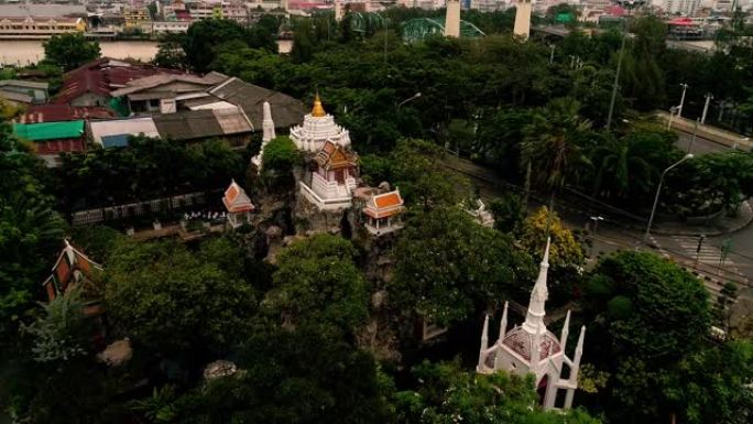 鸟瞰图在泰国曼谷市的寺庙上空移动