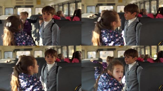 可爱的男生在公共汽车上与女同学聊天